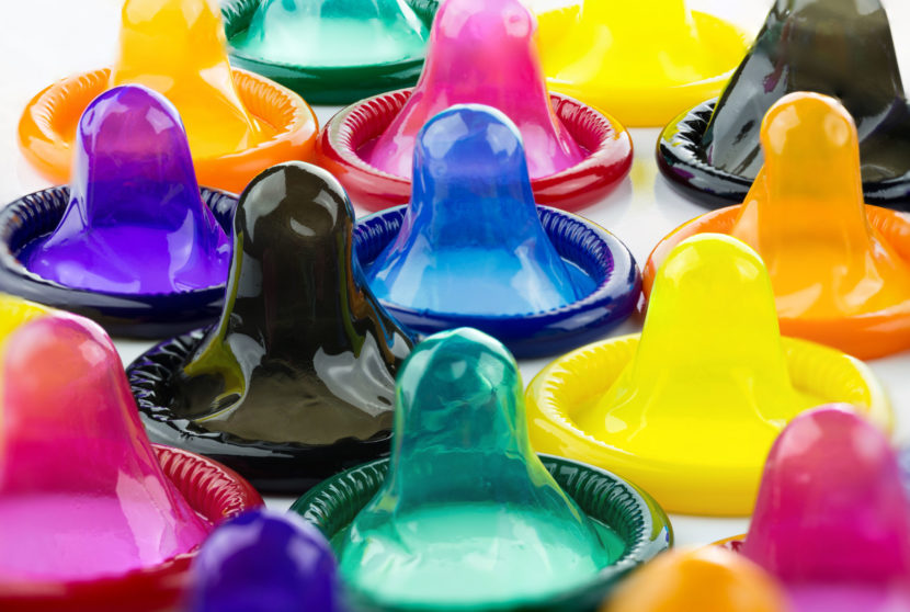 Condom e preservativi colorati assortiti